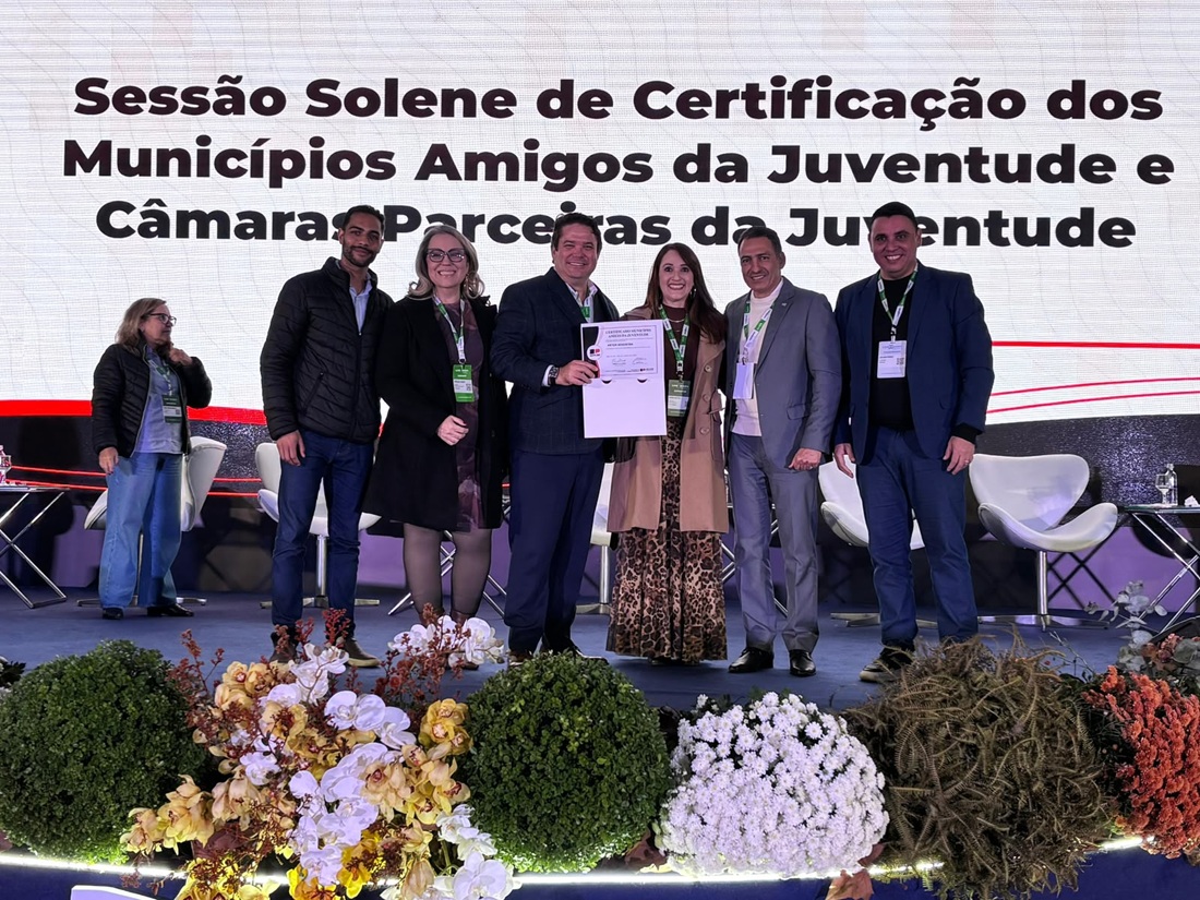 Representantes da cidade receberam a certificação (Foto divulgação)