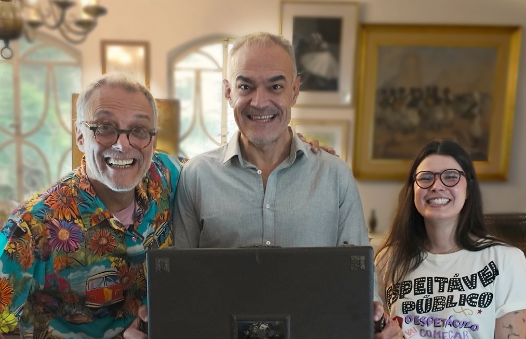 Antiquaristas Cláudio Claudino, Sergio Longo Junior e Duda Queiroz viajam em sua kombi por diferentes cidades brasileiras (Foto divulgação)