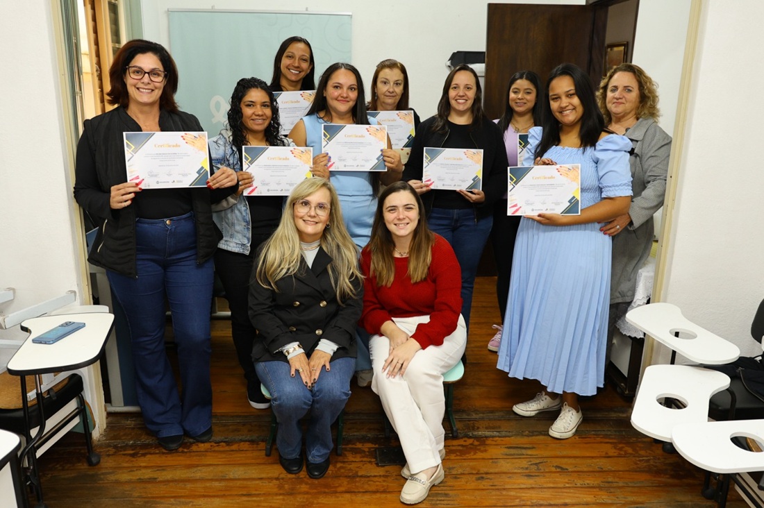 Alunas recebem certificados no encerramento do curso (Foto Diego Monarin) 
