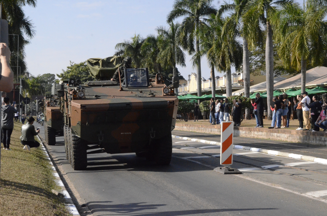 Desfile de viaturas militares históricas abre evento da Revolução (Foto Gislaine Mathias)