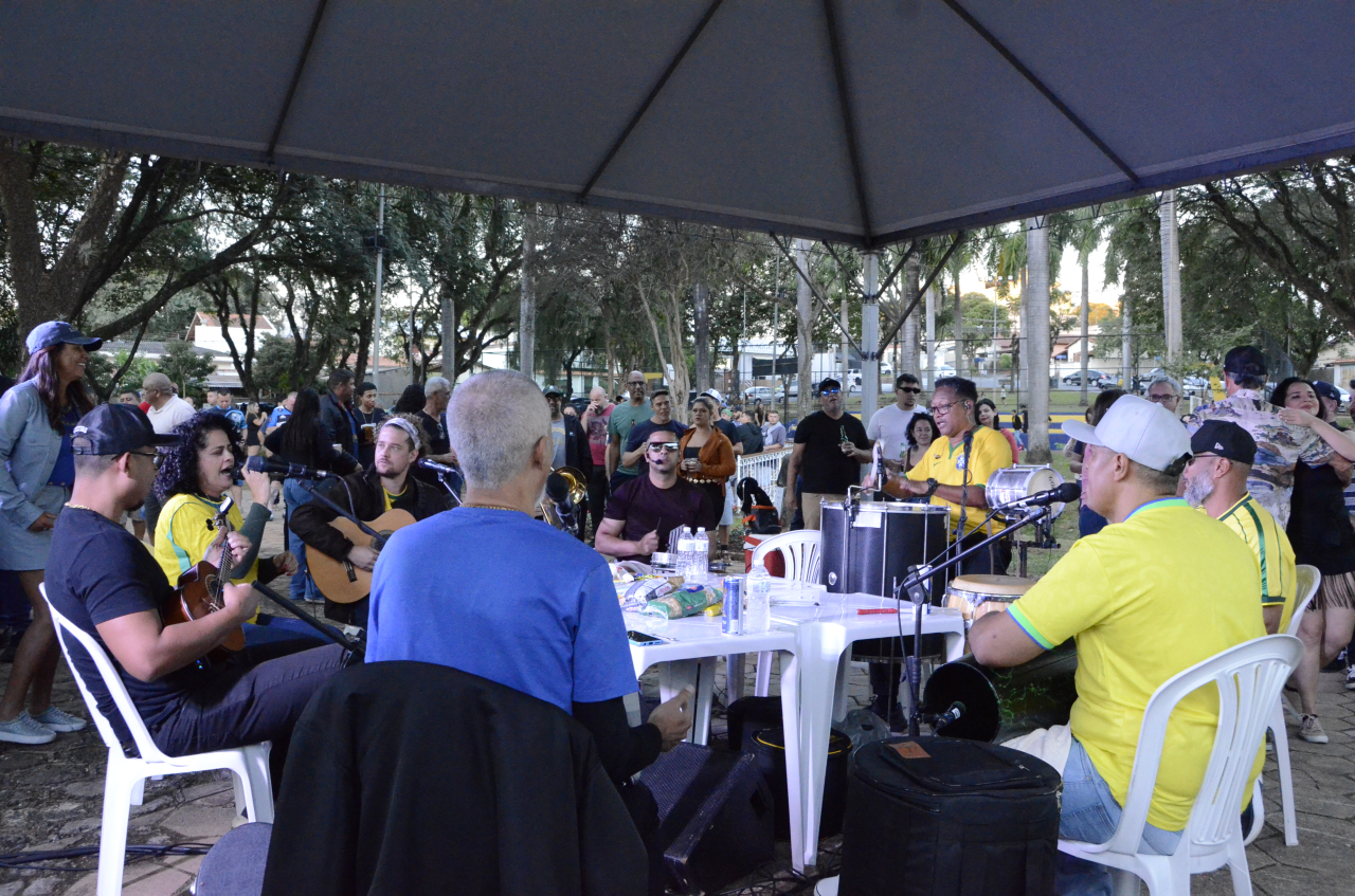 Praça se transforma em roda de samba neste domingo (Foto Gislaine Mathias)