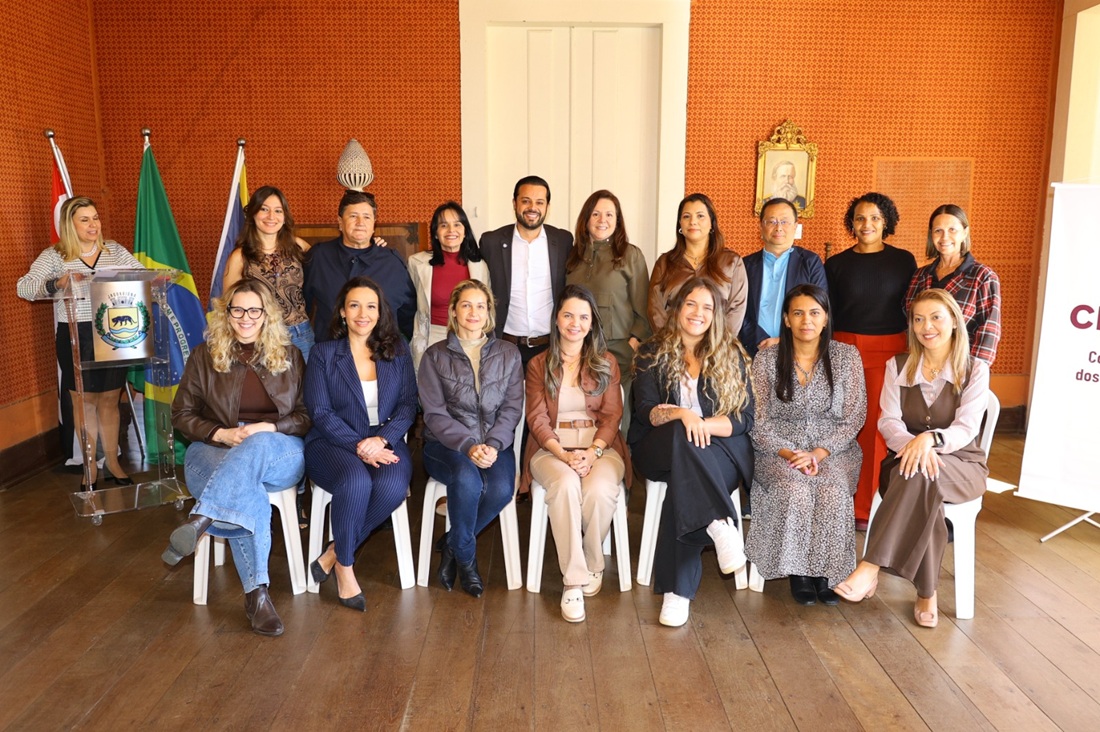 Novas integrantes do conselho e autoridades durante a cerimônia de posse (Foto Diego Monarin)