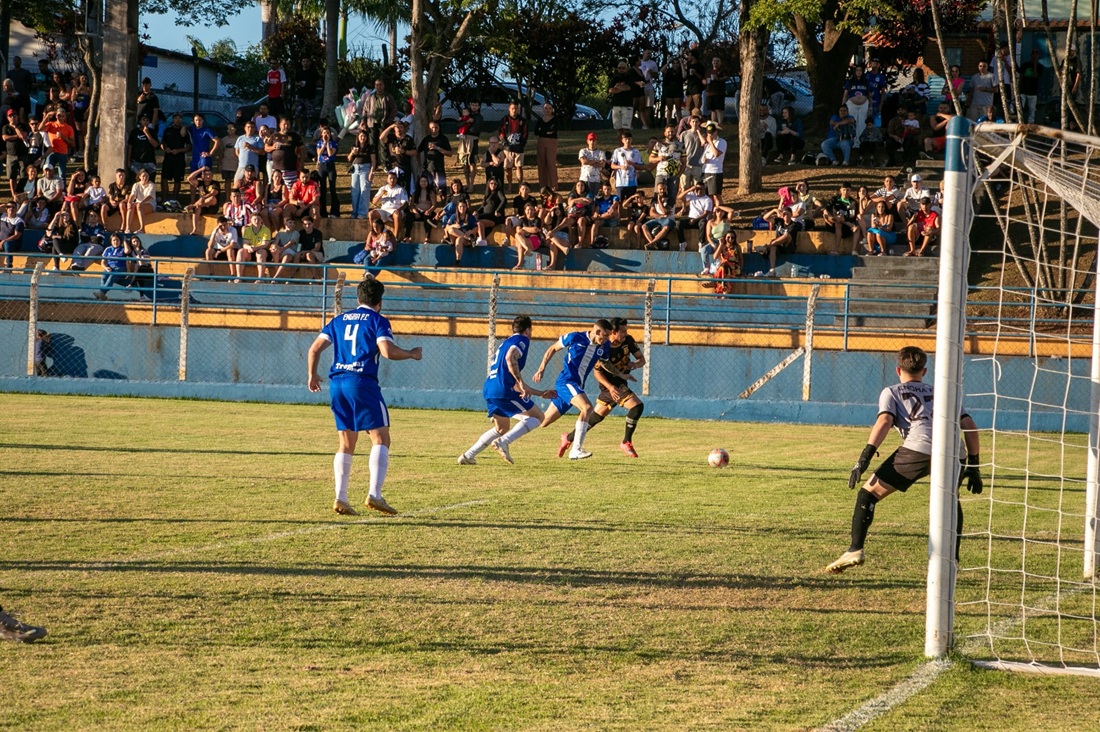 Times entram em campo para as decisões do Futebol Amador (Foto Thiago Carvalho)