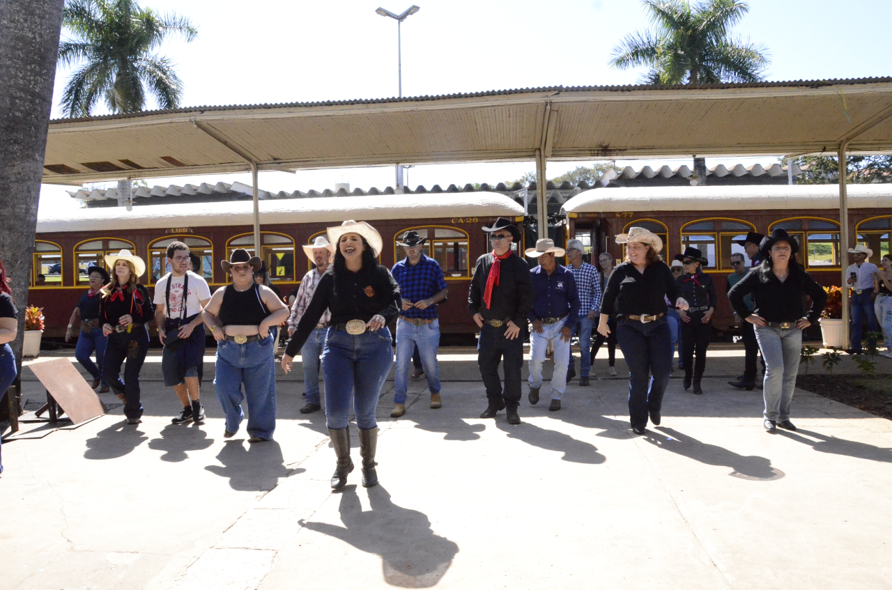 Alunos de Dança Country animam a manhã de domingo no Centro Cultural (Foto Gislaine Mathias)