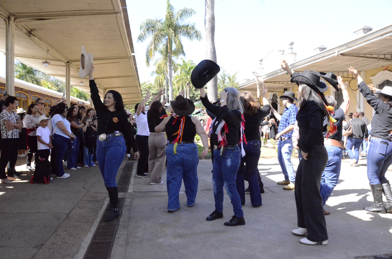 Turistas acompanham a apresentação (Foto Gislaine Mathias)