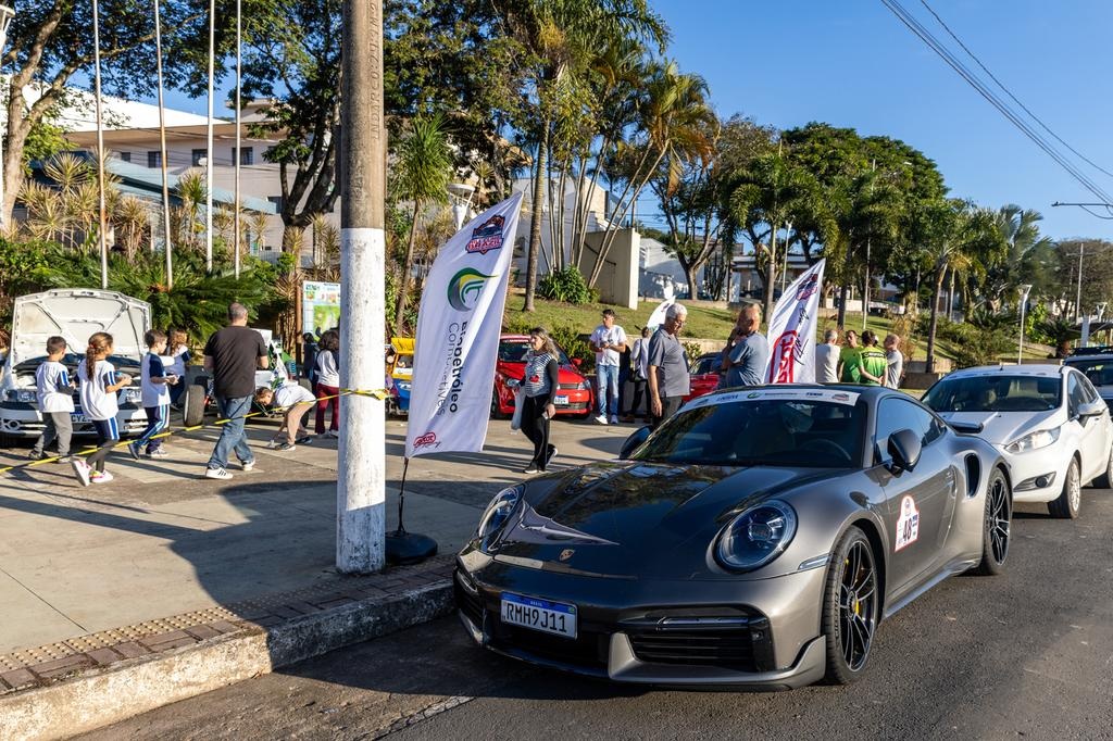 O público pode conhecer os carros de perto ( Foto Franklin Francisco da Silva)