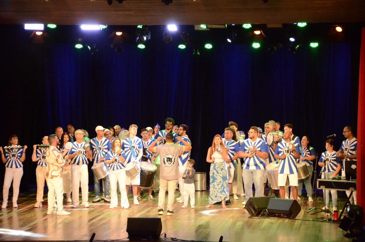 Bateria Pegada da Onça durante apresentação no Teatro Municipal (Foto Gislaine Mathias)
