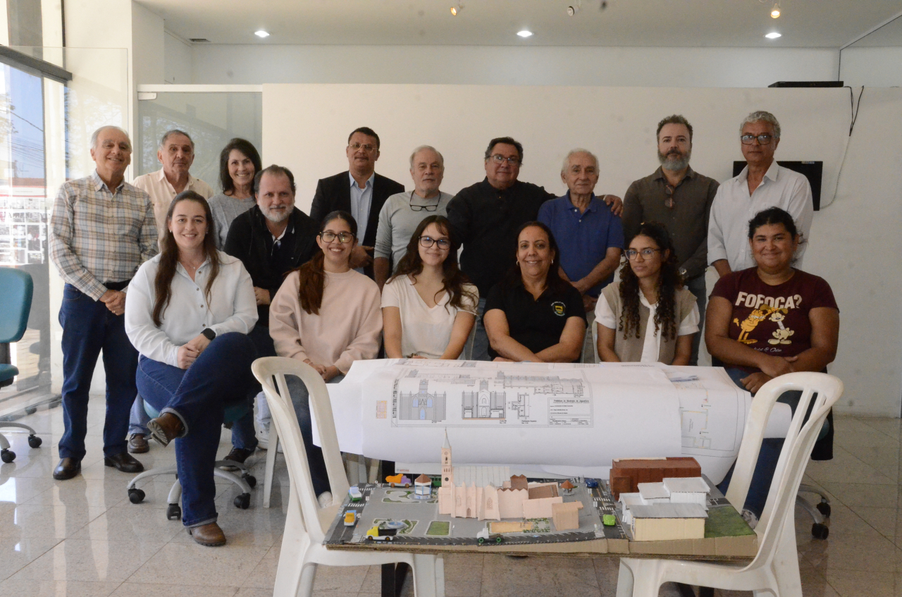 Conselheiros comemoram tombamento da Matriz (Foto Gislaine Mathias) 
