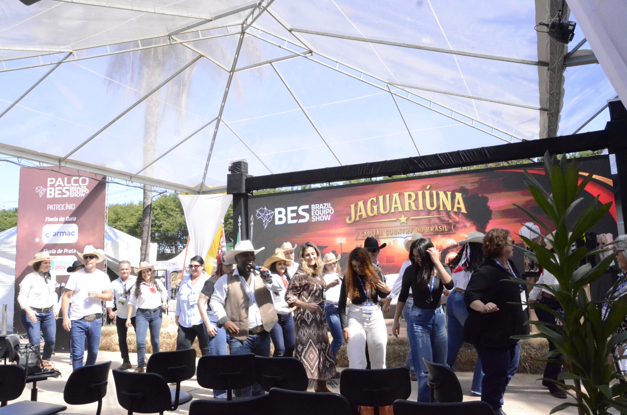 Integração entre dançarinos e público durante apresentação da Comitiva de Dança Country (Foto Gislaine Mathias)