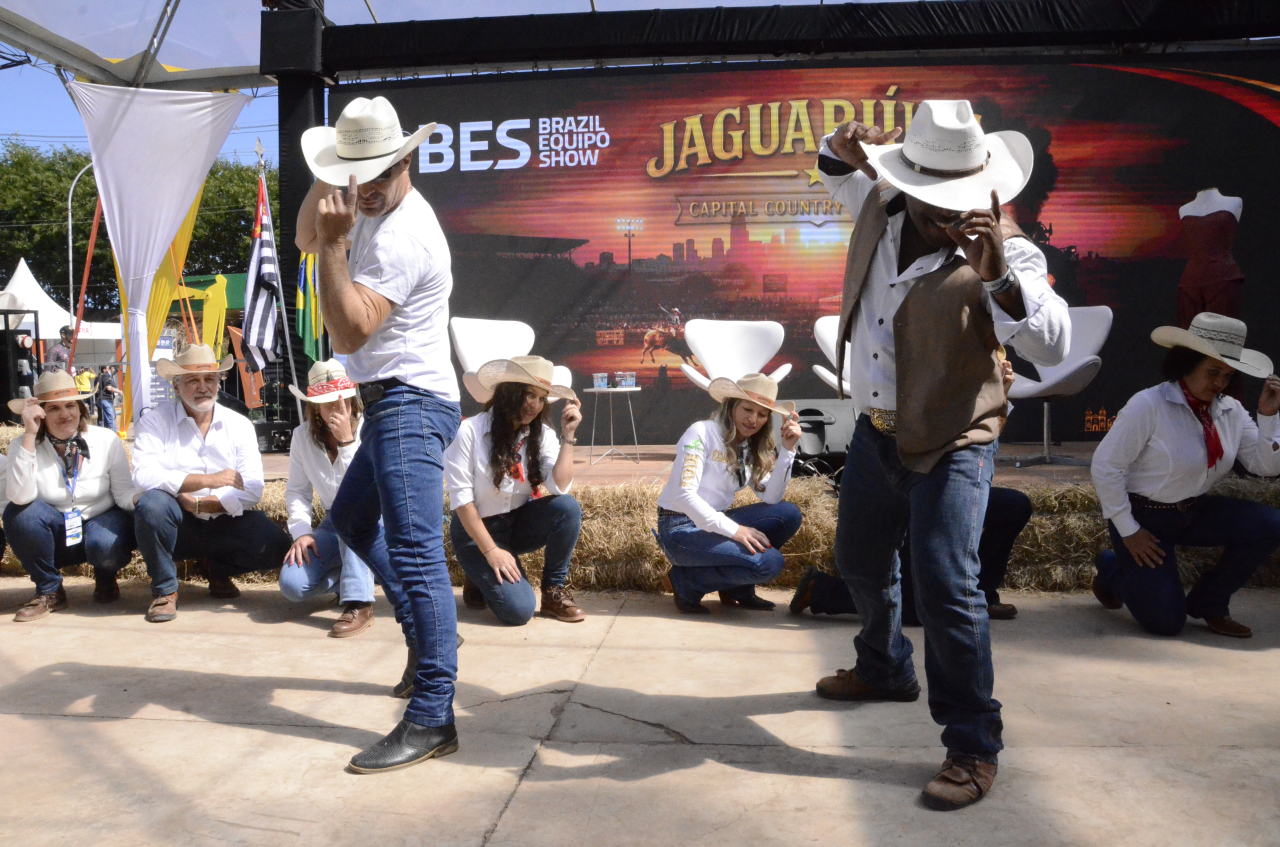 Professor mostra os passos da Dança Country (Foto Gislaine Mathias)