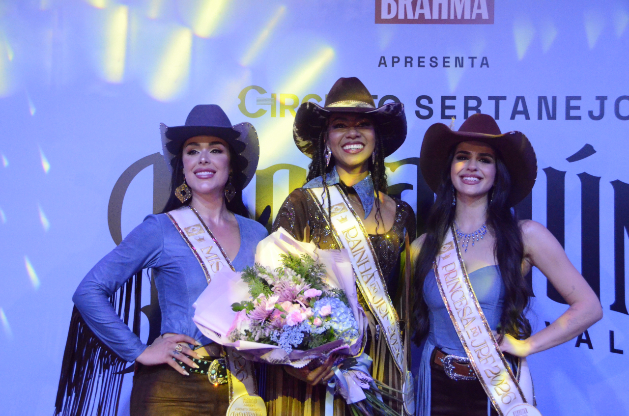 Corte formada: Miss Gabrielly, Rainha Maria Vitória e princesa Stefany (Foto Gislaine Mathias)