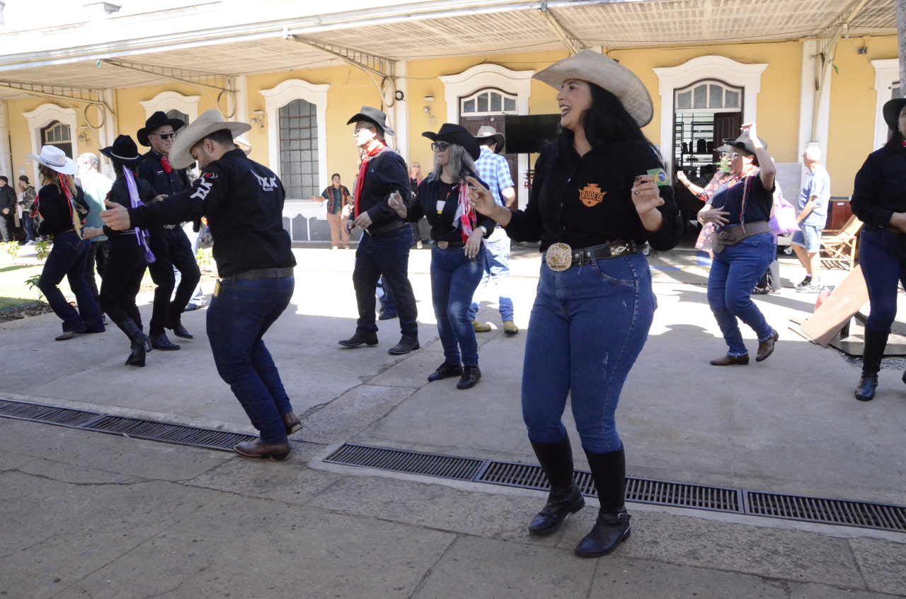 Dança Country é destaque na manhã deste domingo no Centro Cultural (Foto Gislaine Mathias)