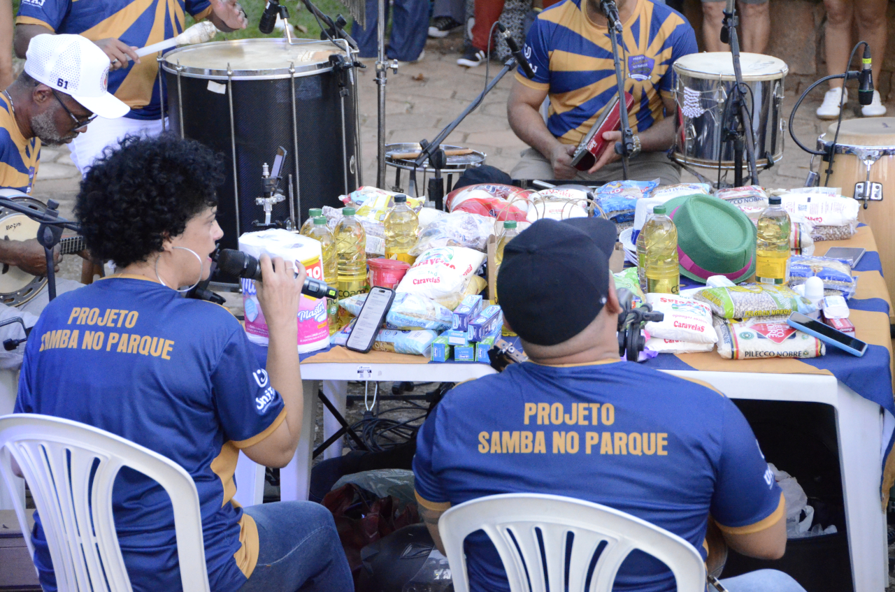 Dany integra o projeto que arrecada alimentos não perecíveis (Foto Gislaine Mathias)