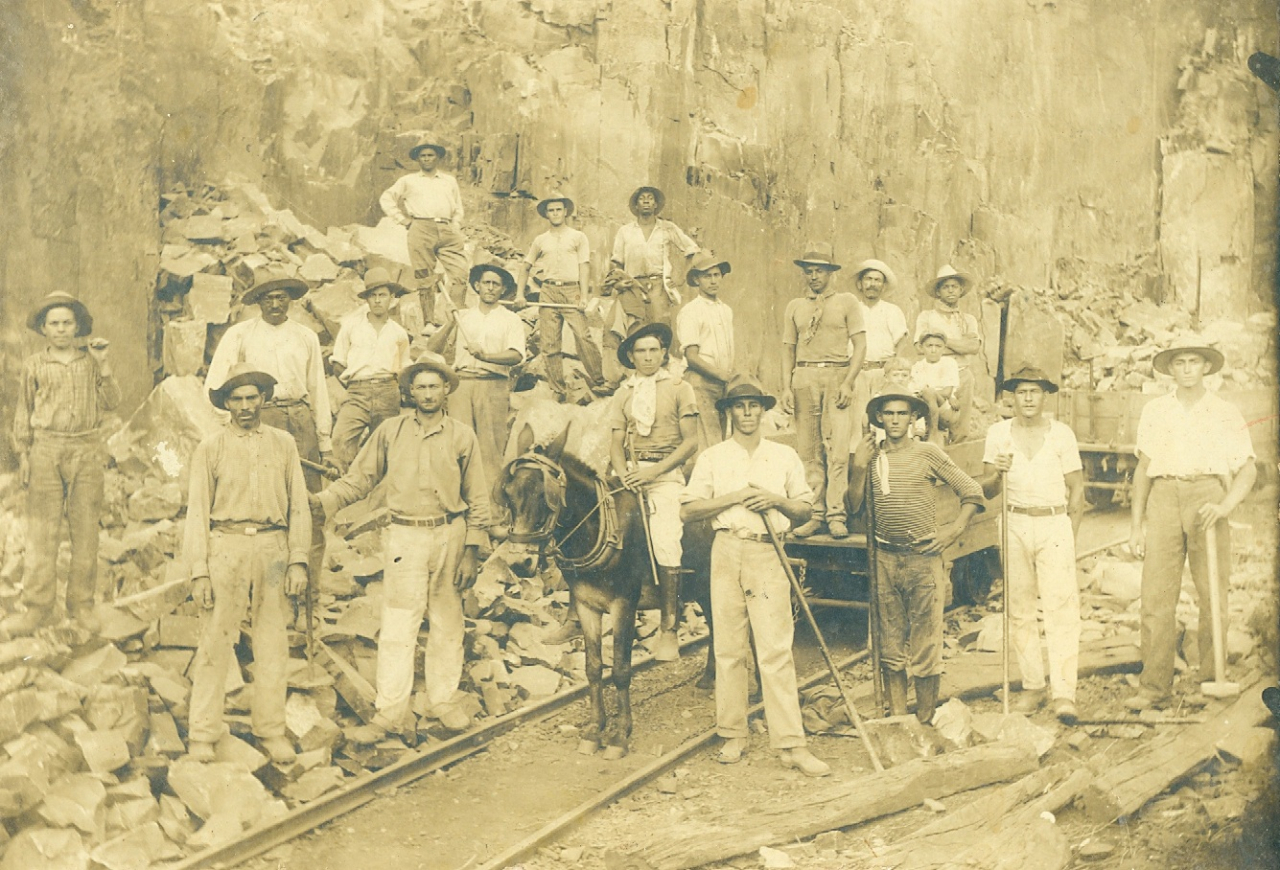 Imigrantes portugueses trabalhando na ferrovia (Foto arquivo pessoal)
