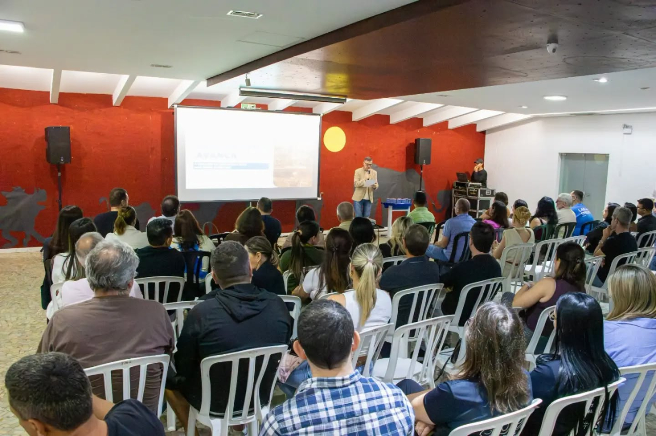 Reunião aconteceu na noite da segunda-feira no saguão do Teatro (Foto Thiago Carvalho)