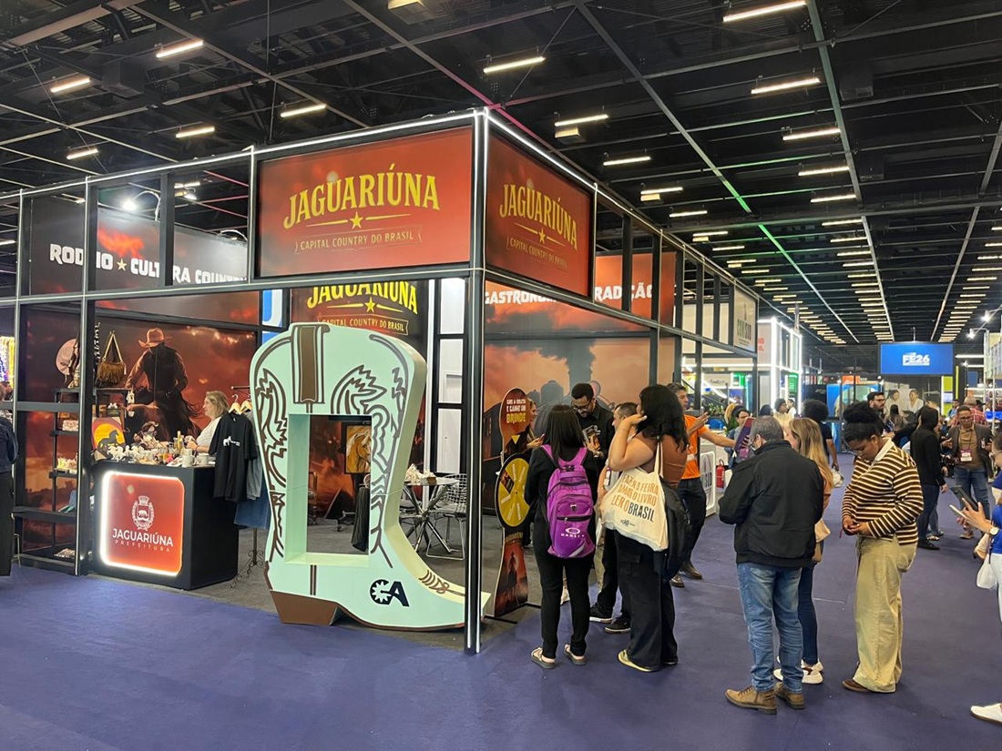 Equipe da secretaria está divulgando o turismo na Feira do Empreendedor (Foto divulgação)