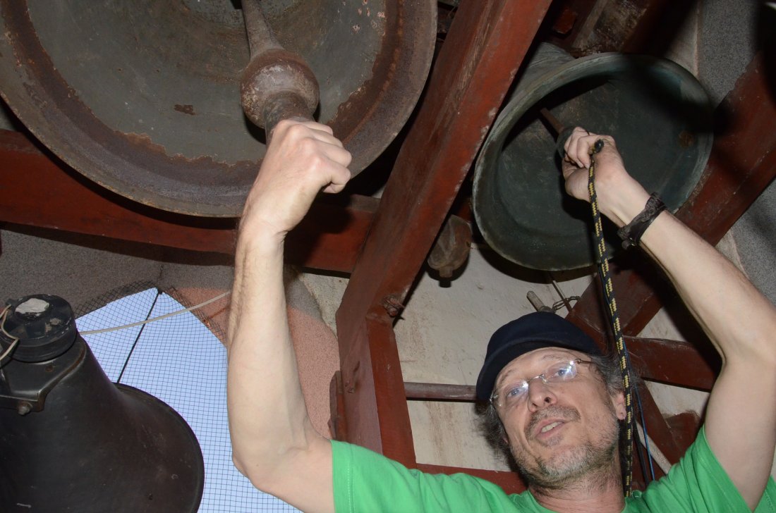 Daniel Marion segue a tradição de tocar os sinos em ocasiões especiais