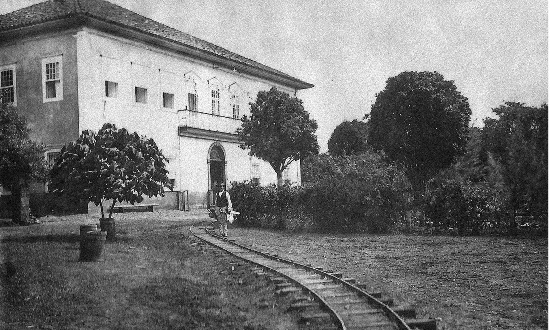 Fachada da Fazenda Úrsula com destaque para os trilhos do bondinho que chegavam até a sede da casa grande