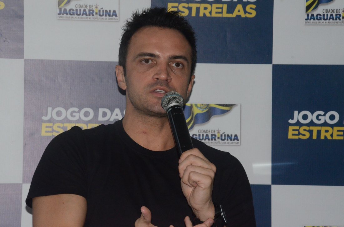 Jogador entra em quadra para a��o beneficente