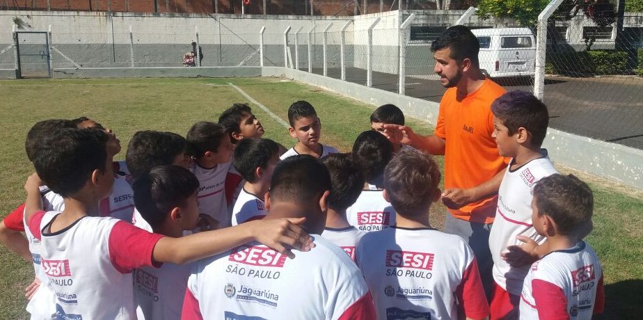 Alunos se preparam para entrar em campo 