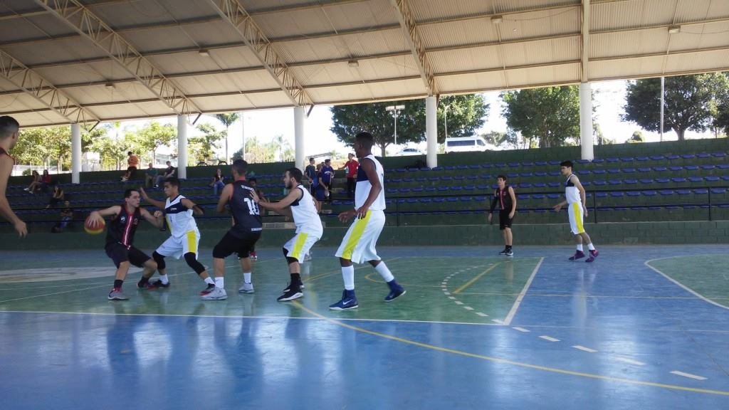 Time de basquete est participando pela primeira vez dos Jogos Universitrios