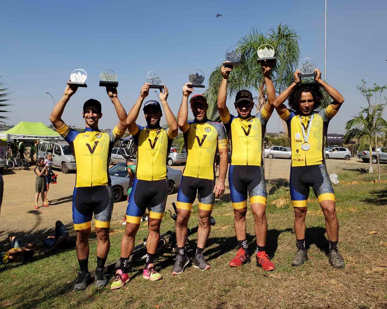 Equipe foi representada por cinco atletas na prova