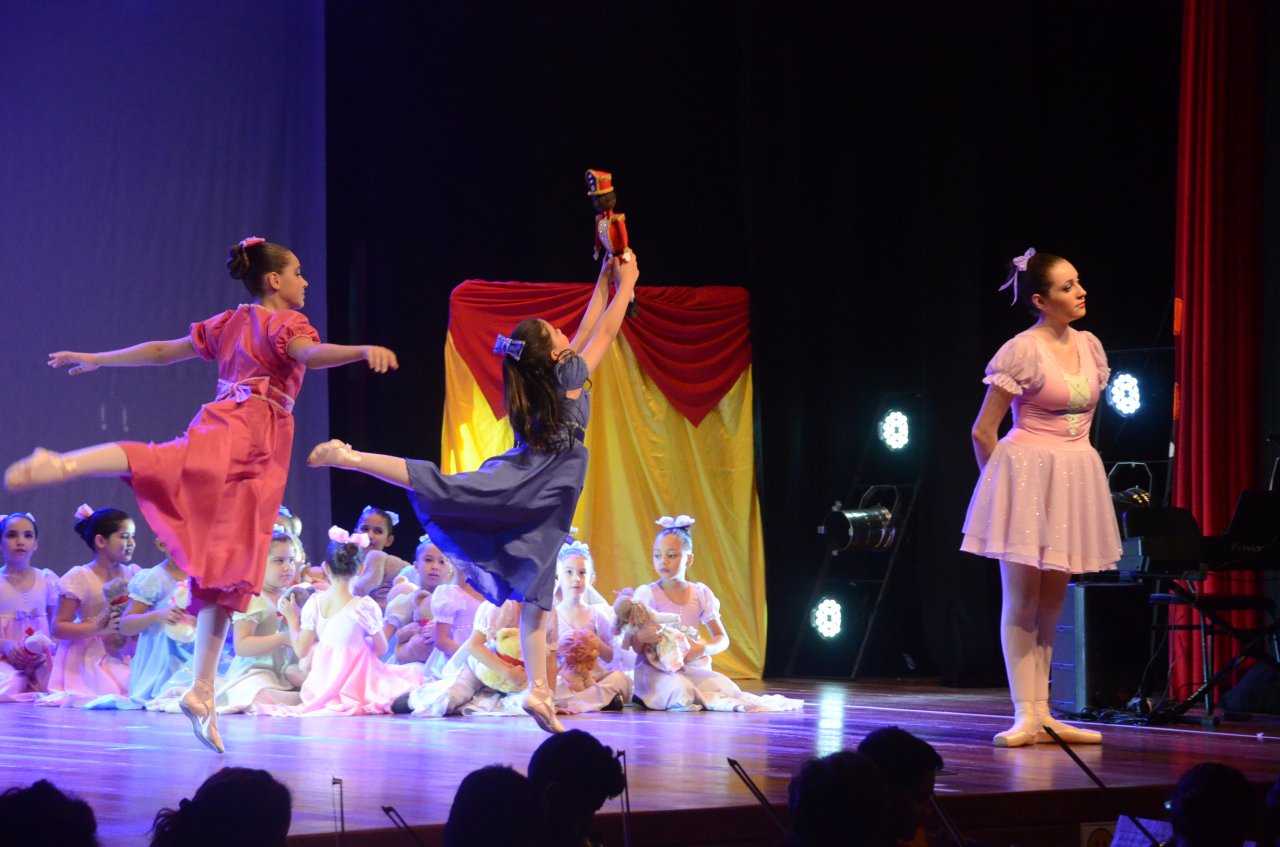 Espetculo contou com a participao de 94 bailarinos e 64 msicos