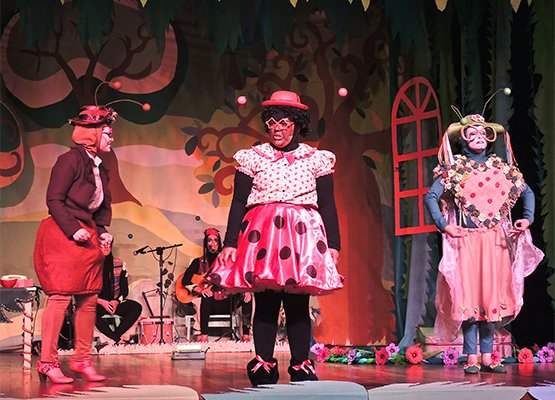 Elenco do grupo J durante uma das encenaes da pea