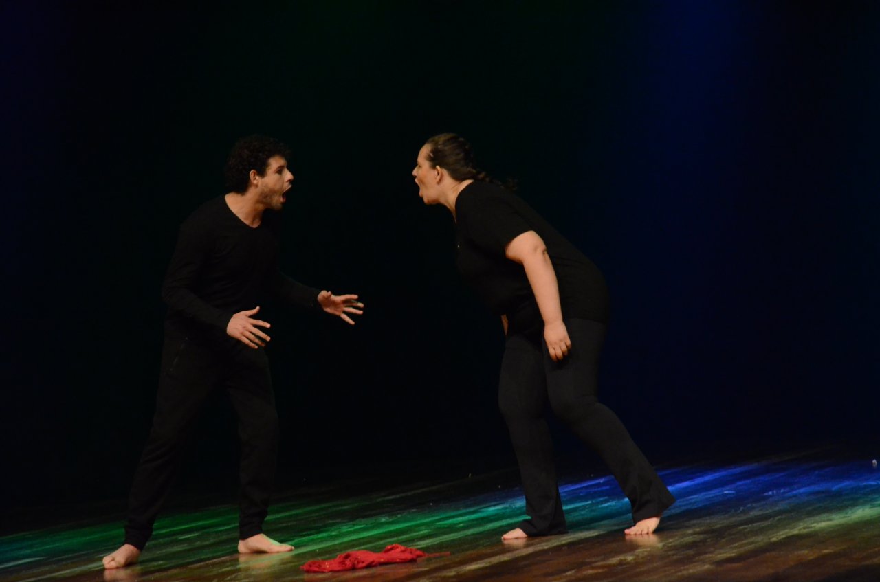 Atores Jefferson e Khtia dividem o palco em determinados momentos da cena