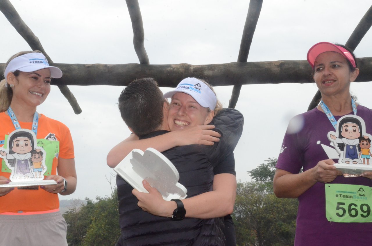 Momento de comemorao da campe dos 10K, Renata de Jaguarina e Kassia tambm da cidade ficou em 2