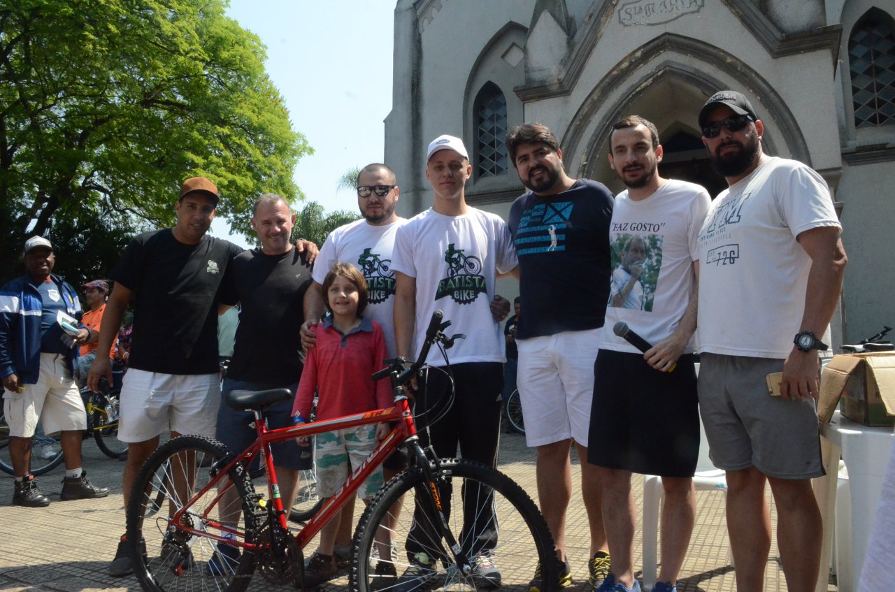 Thiago foi um dos ganhadores da bicicleta e posou para a foto junto com os organizadores e autoridades