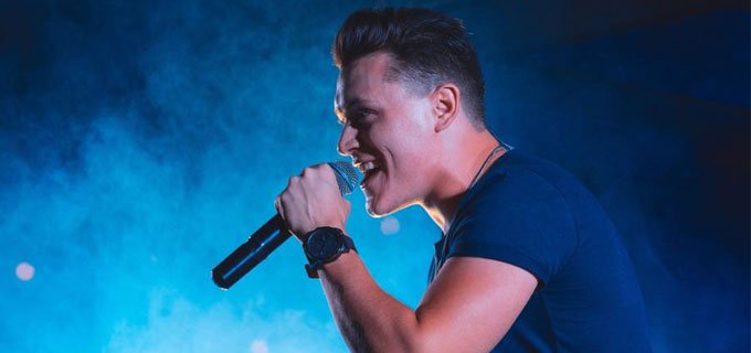 Lucas Avona é atração no período da tarde na praça