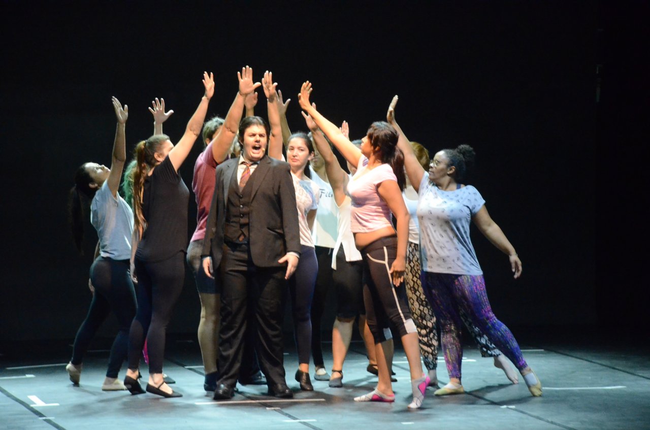 Ensaio do espetculo com o ator Gregory Vallim e os alunos da Escola das Artes