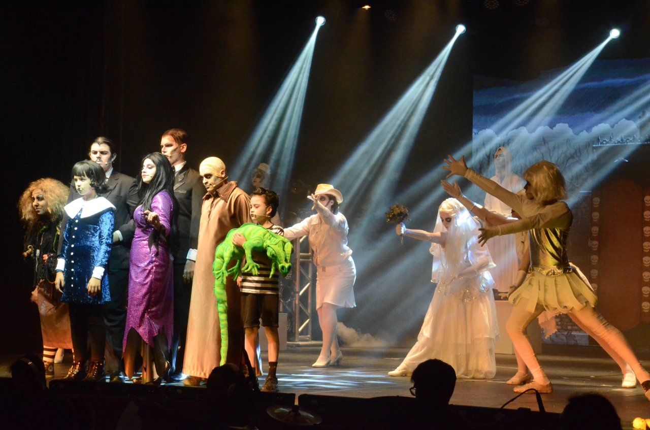 Espet�culo levou para o palco do Teatro Municipal o tema morte de maneira divertida