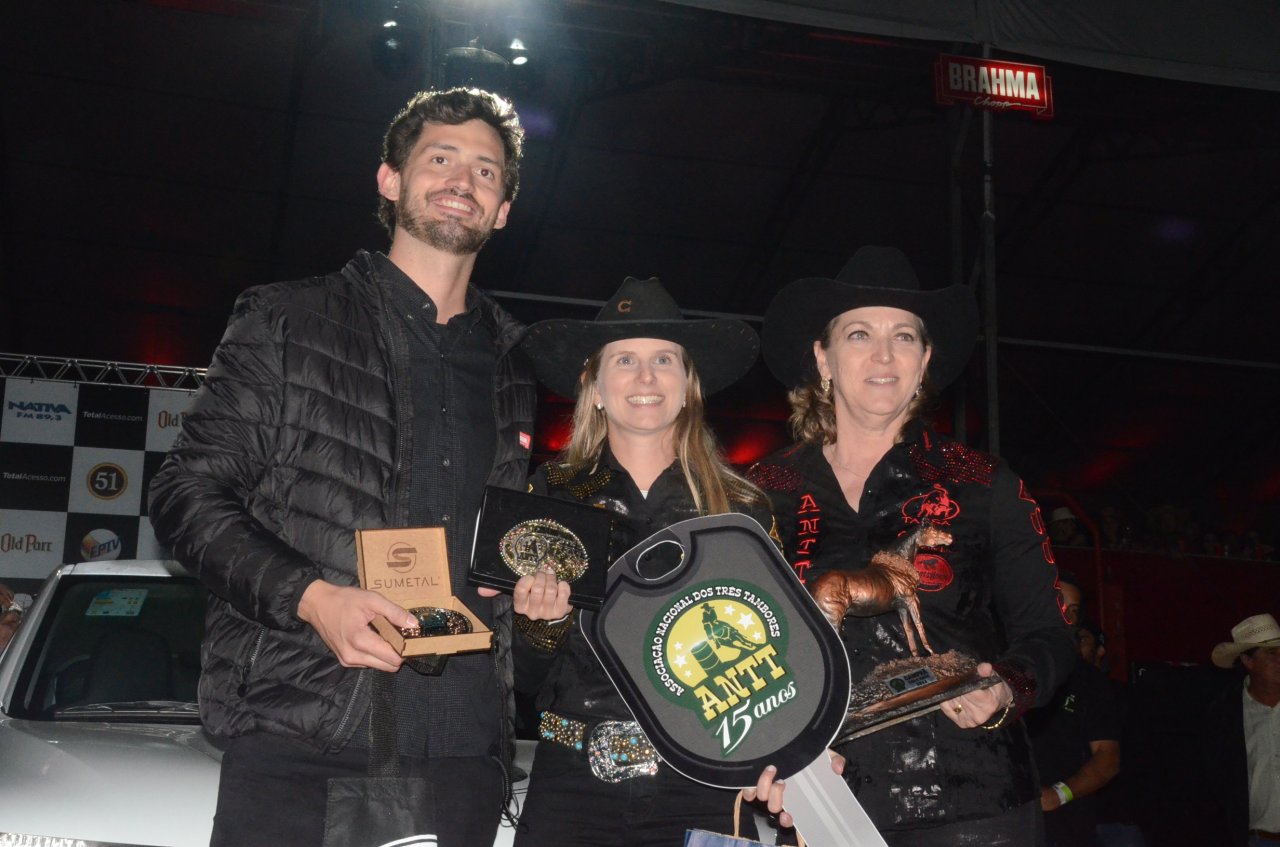 A vencedora Ana Carolina durante a premiao na prova de Trs Tambores 