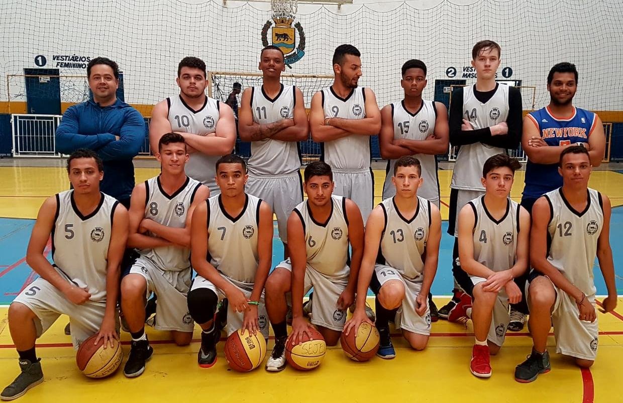 Equipe entra em quadra para o jogo mais importante do campeonato