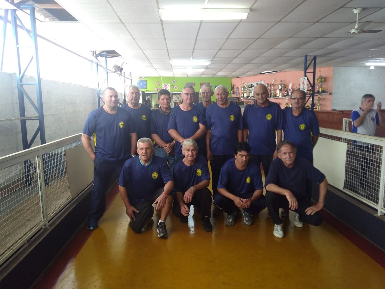 Jogadores de bocha jogam em casa na manh deste sbado