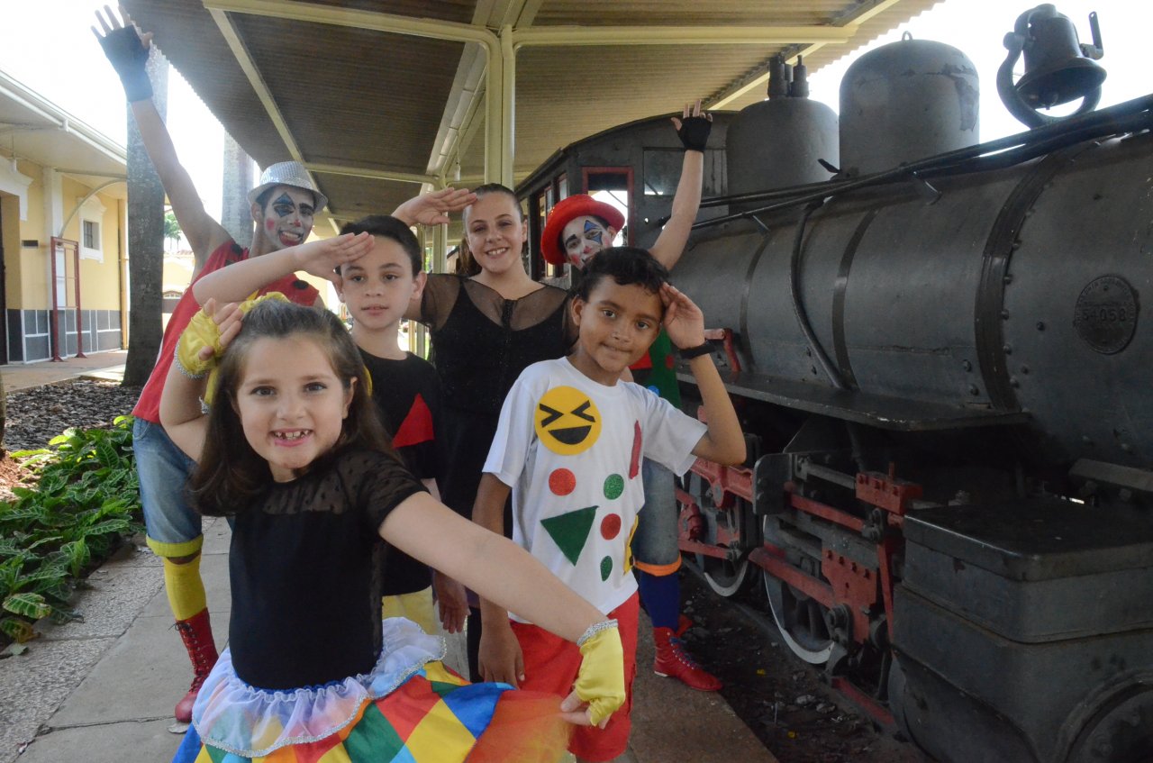 Crianas e adolescentes passaram por testes de canto e dana 