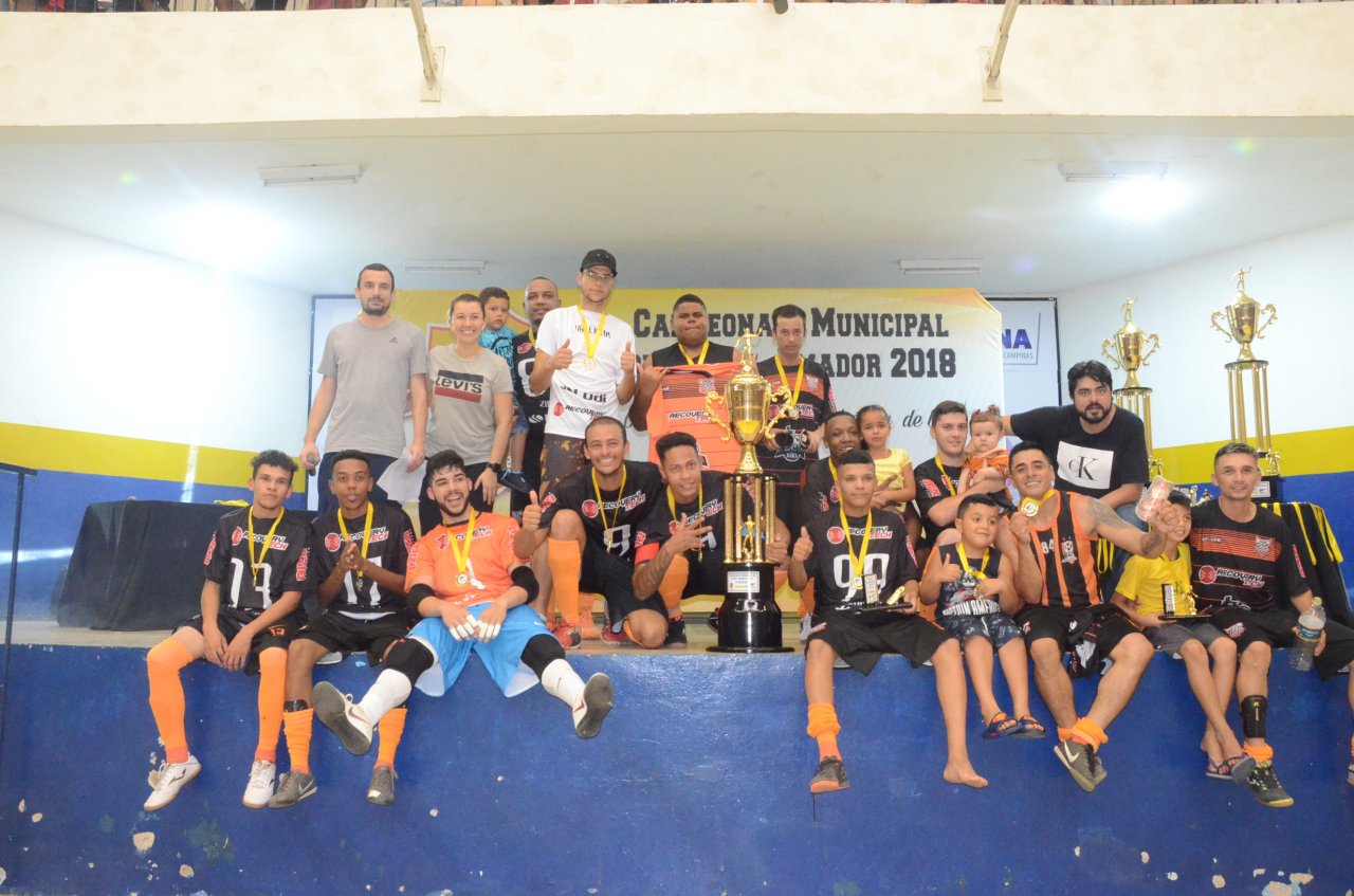 Revelao comemorou a conquista do ttulo com muita festa dos jogadores