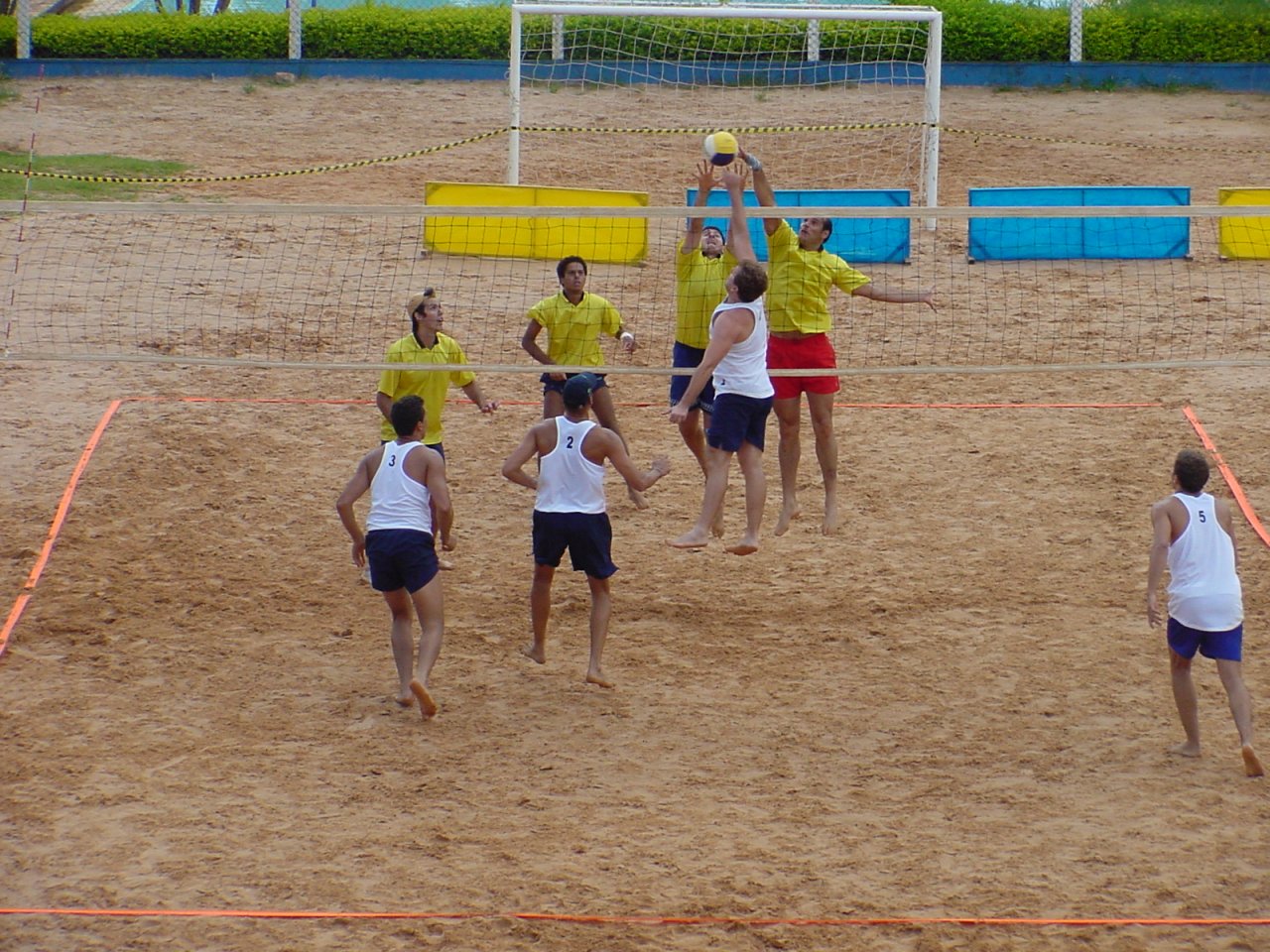 Momento de disputa em quadra durante o campeonato