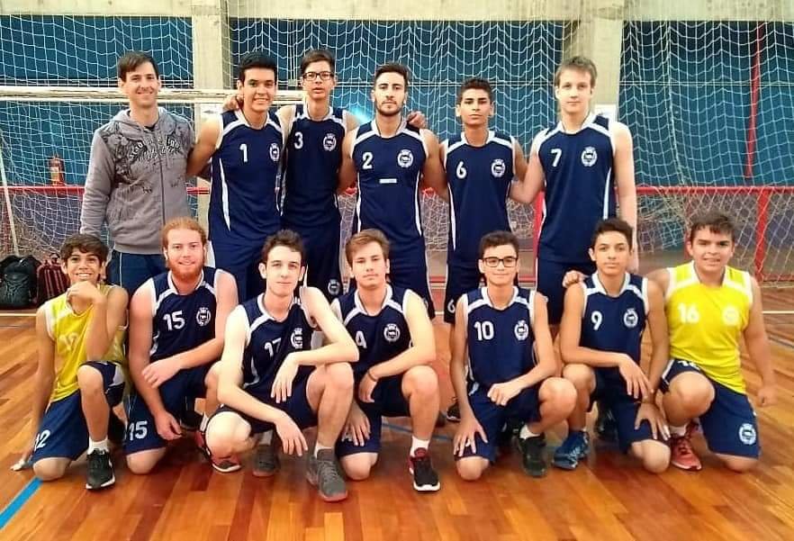 Equipe entra em quadra na disputa do ttulo da competio no Sub 19