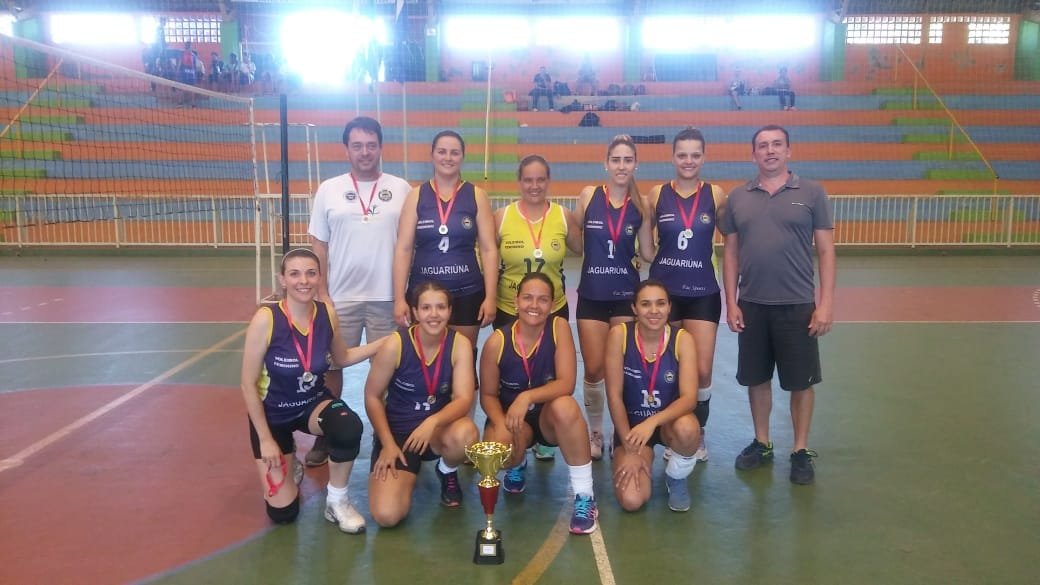 No domingo  a vez das jogadoras de Jaguarina entrarem em quadra