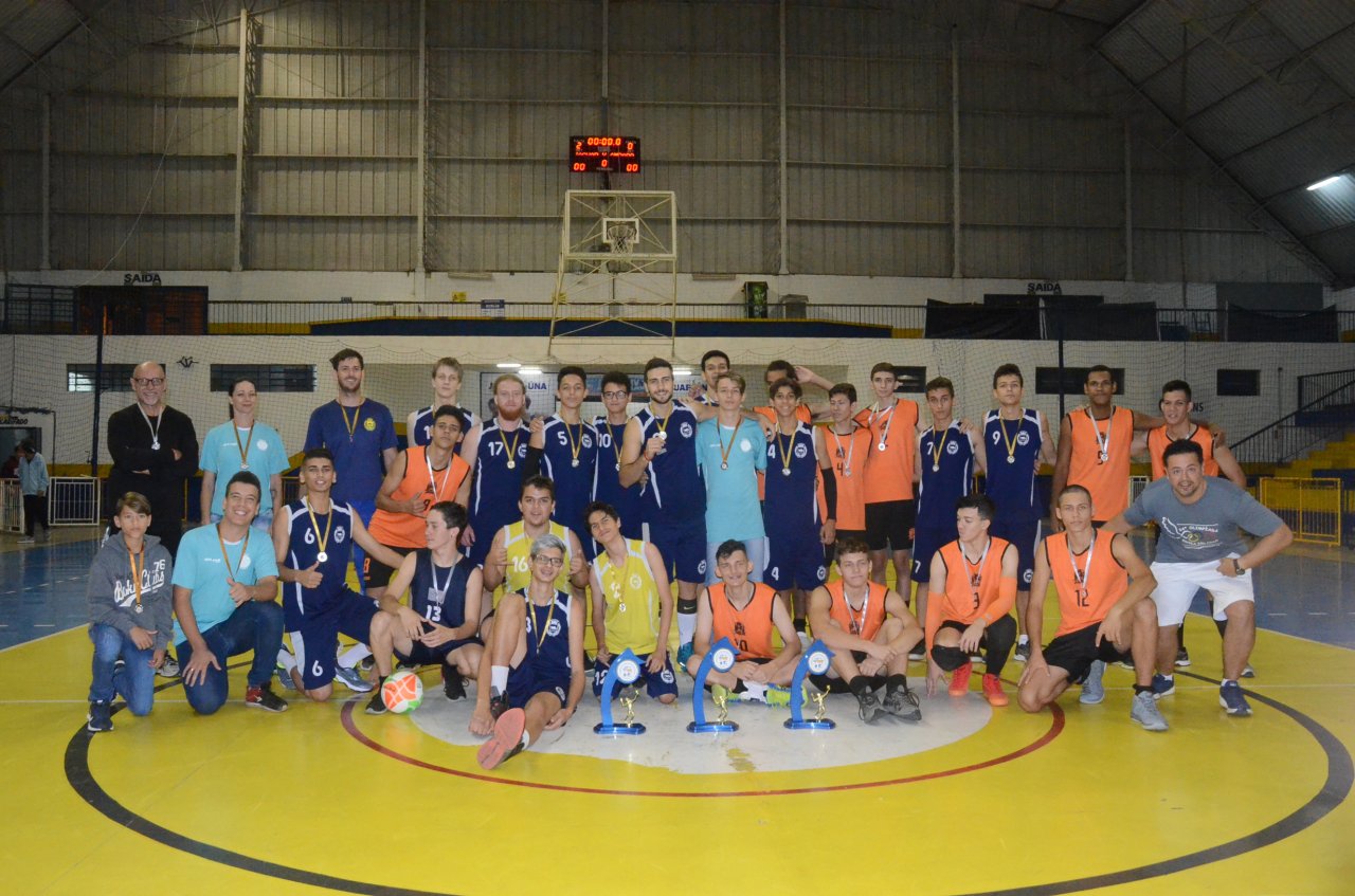 Os três times primeiros colocados: Pedreira - 3º, Amparo - 2º (uniforme laranja) e Jaguariúna - campeã (uniforme azul)