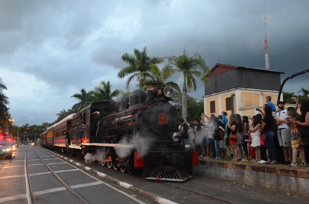 Jaguarina mantm a tradio da chegada de trem do Papai Noel