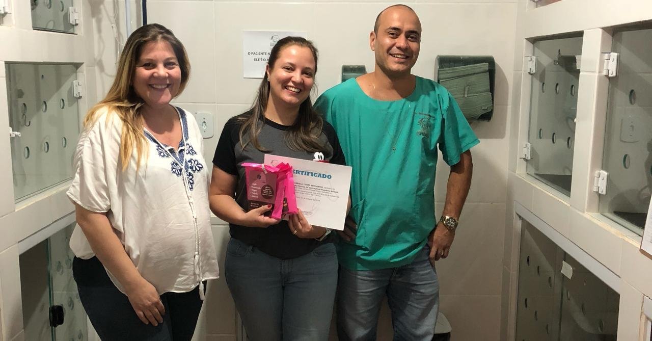 Organizadora do curso Cinthia, patrocinadora Camila e o veterinário Cilas