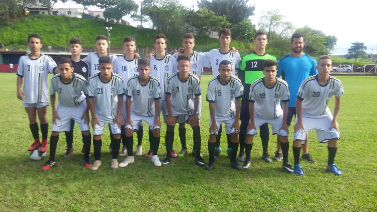 Equipe de futebol entra em campo para a decisão neste domingo