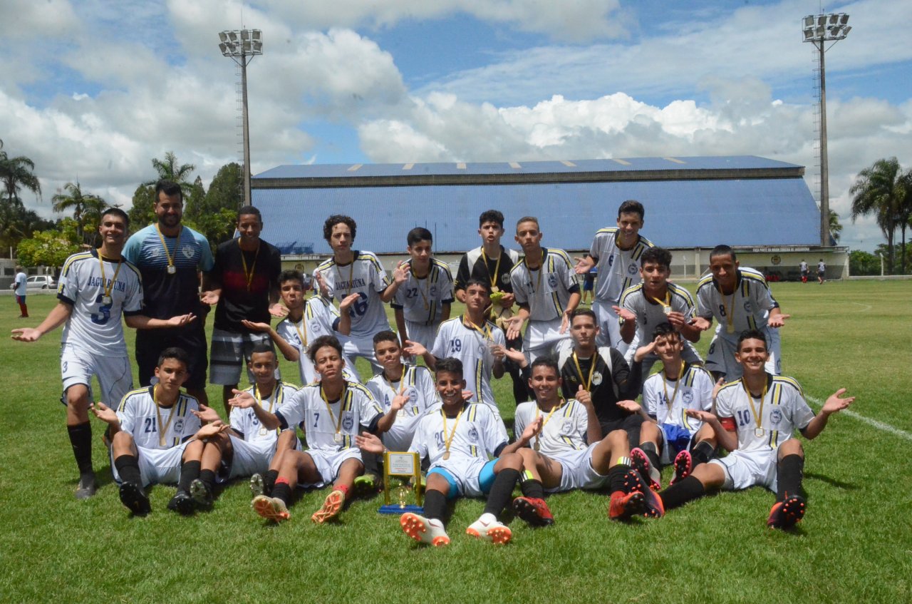 Jogadores jaguariunenses comemoram o segundo ttulo no campeonato