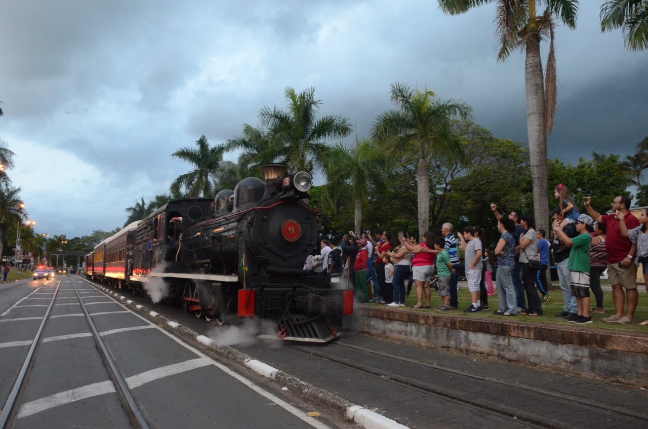 Jaguarina mantm a tradio da chegada do Papai Noel de Maria Fumaa