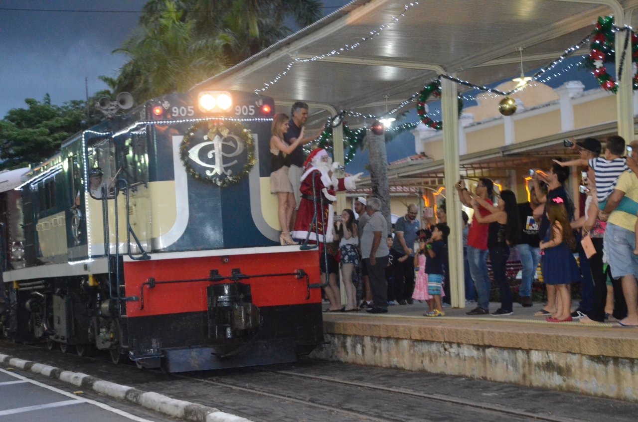 Papai Noel chega na locomotiva conduzindo o esprito natalino para os jaguariunenses