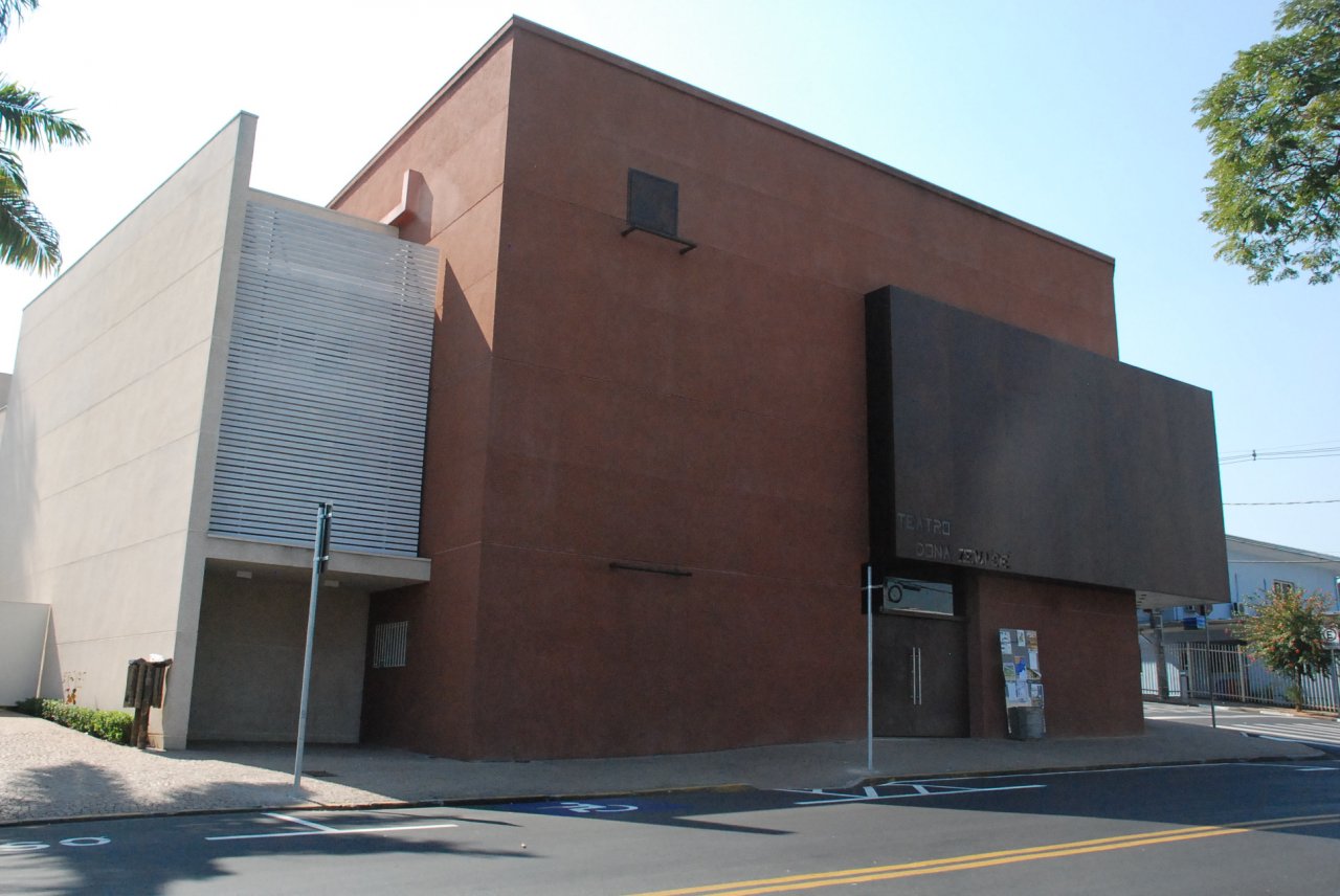 Teatro Municipal Dona Zenaide recebe o encerramento da programao de Natal